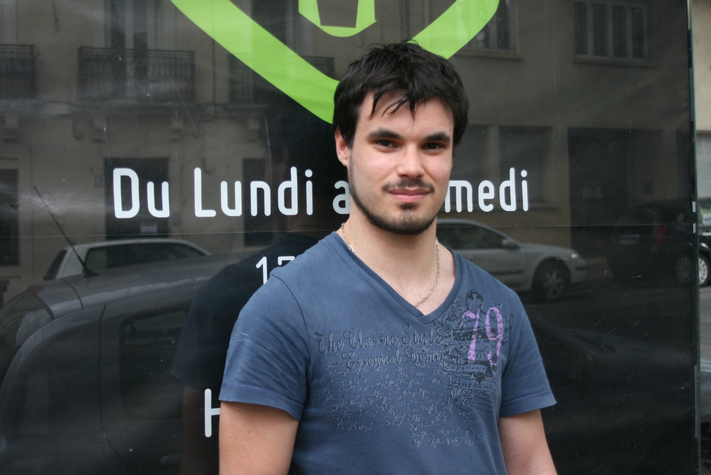 Jérémie Leger pose devant le Meltdown de Montpellier.