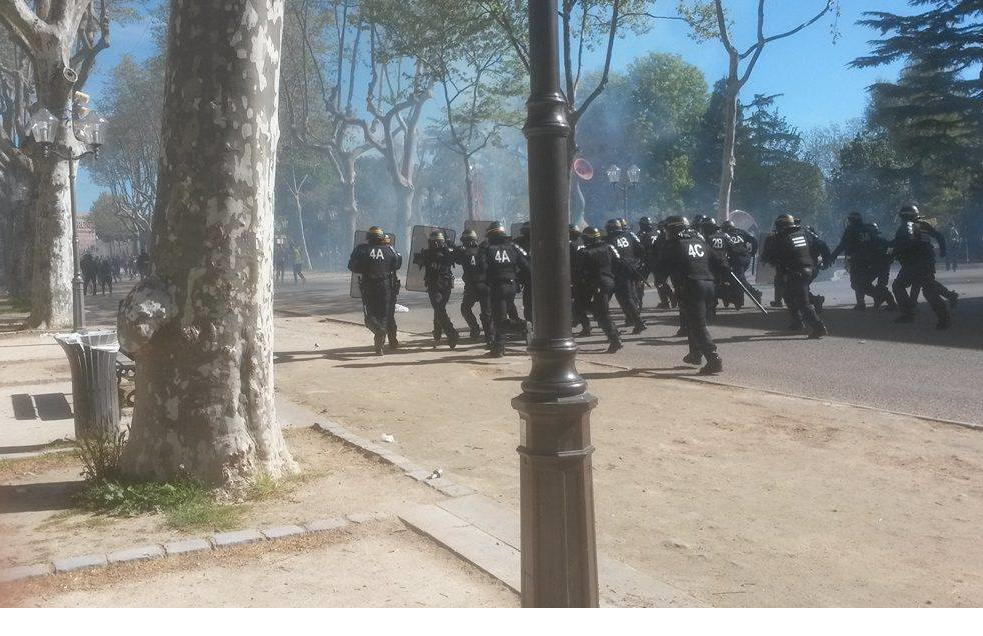 Les forces de l'ordre charge lors de la manifestation des lycéens contre la loi travail à Montpellier.