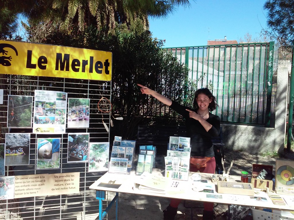 Aimy présente l'association Le Merlet, pour une éducation naturelle et collective.