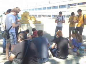 Groupement de joueurs devant le Corum. 