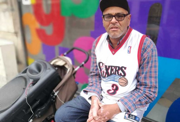 Mabela avec sa sono de musique.