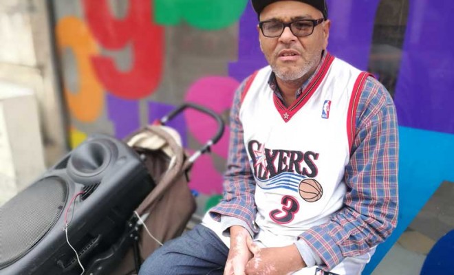 Mabela avec sa sono de musique.