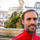 L'athlète, Laurent Vicente, sur la place de la comédie de Montpellier. Crédit photo : MHY