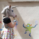 Ripsymee Tahmazian, alias Ripsy la licorne à la découverte des oeuvres street-art dans les rues de Montpellier. C.P : S.B