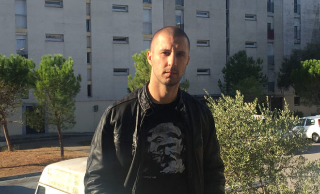 Soufyan Heutte devant le bâtiment "Neptune" de La Paillade Montpellier où il a vécu durant son enfance. C.P : F.A
