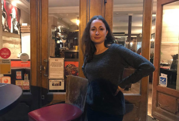 Amandine Raynaud, en face du restaurant " Esprit vin" à Montpellier. C.P : D.J