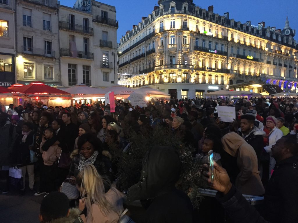 Les manifestants à l'écoute lors des discours faits par les associations locales au pied de l'Opéra Comédie de Montpellier. C.P : F.A