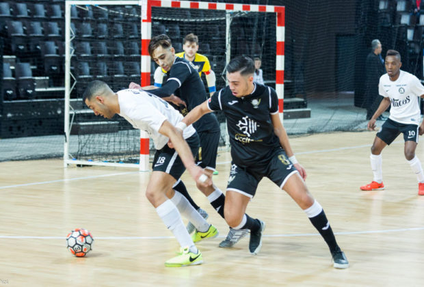 Anas Dlimsi en difficulté face à la défense impitoyable du MMF. Crédit photo : ScountryPics