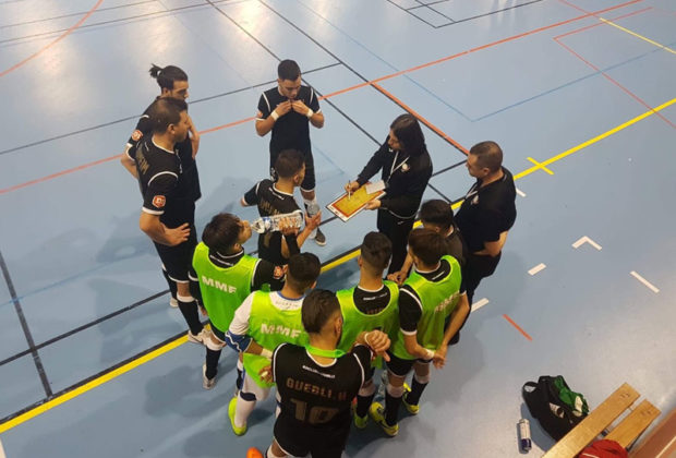 Les dernières instructions de Manuel "Manolo" Moya pour le MMF dans les dernières minutes de jeu. C.P : F.A