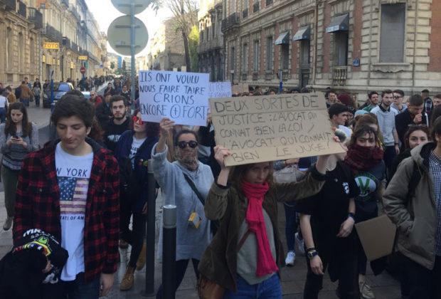 Manifestants lors de la marche du mercredi 28 mars contre les violences commises à la Faculté de Droit et Science Politique