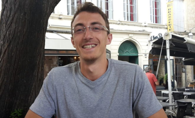 Paul Gillette en terrasse d'un café CP : L.M