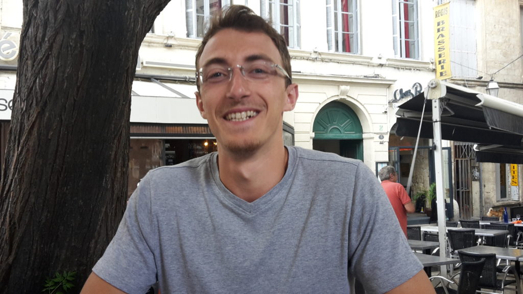 Paul Gillette en terrasse d'un café après le théâtre. CP : L.M