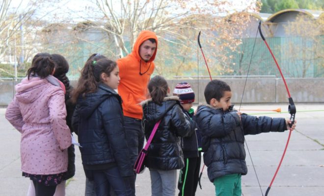Un participant au service civique réalise une activité avec des jeunes. CP : D.R