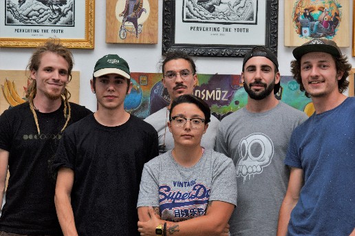 Le collectif Kalam Tribe, ainsi que le dj’s présents au vernissage (de g. à dr.) : Ankia, NazuOyasumi, Kraeber, Faust, Didascalie et ti’Lab. C.P : Remi Van Der Marel