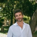 Manuel Herrero dans le jardin de la Maison des Relations Internationales ©viziondakour