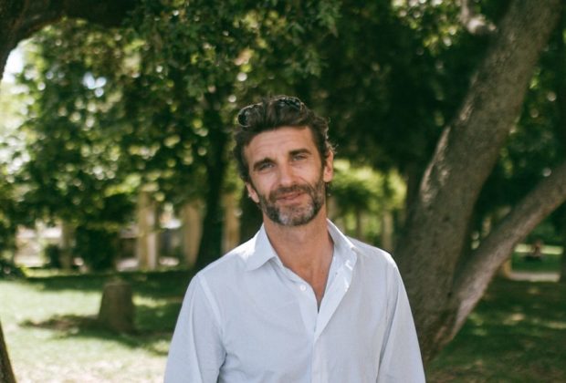 Manuel Herrero dans le jardin de la Maison des Relations Internationales ©viziondakour