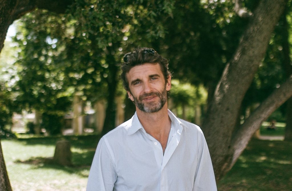 Manuel Herrero dans le jardin de la Maison des Relations Internationales ©viziondakour