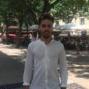 Maxime, fondateur de l’agence Web Hurleur, près des terrasses de la place Jean Jaurès.