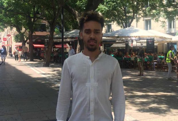 Maxime, fondateur de l’agence Web Hurleur, près des terrasses de la place Jean Jaurès.