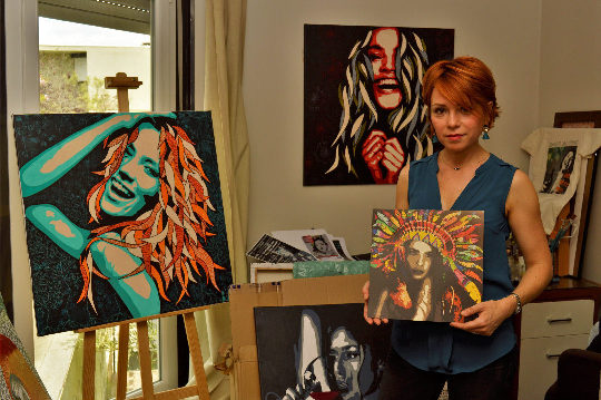 L’artiste peintre Beatrix Vincent dans son atelier et plusieurs de ces travaux représentant des femmes. C.P: Rémi Van Der Marel