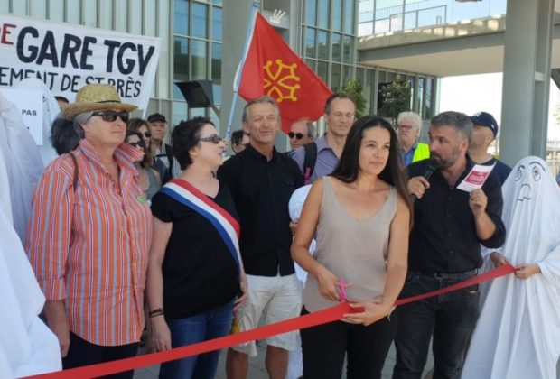 Le bandeau "contre-inaugural" découpé par Coralie Mantion à la gare TGV Montpellier Sud de France CP : P-L.H