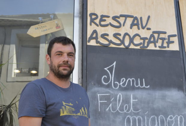Thomas, cuisinier du restaurant associatif La petite cuisine d'Espiralh. C.P : Remi Van Der Marel