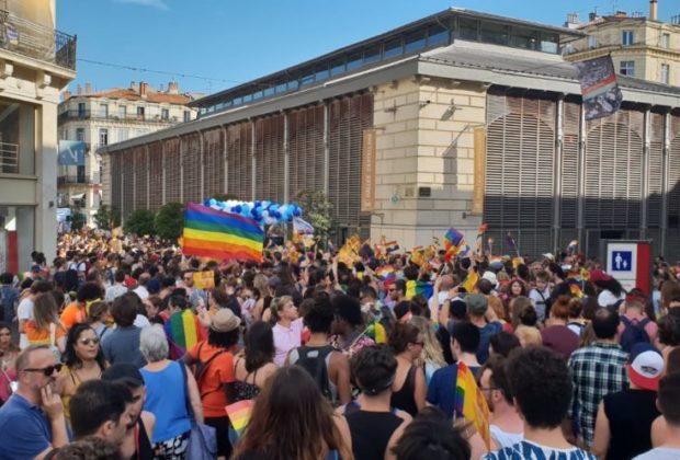 La foule de manifestants se dirigeant vers la rue de la loge Gay Pride