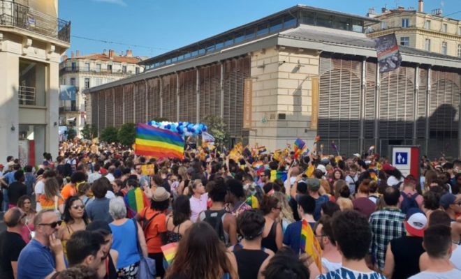 La foule de manifestants se dirigeant vers la rue de la loge Gay Pride