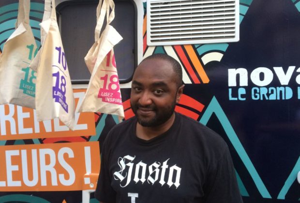 Reza Pounewatchy face à la caravane du Soundclash 2018 de Radio Nova. C.P. : T.M.J.