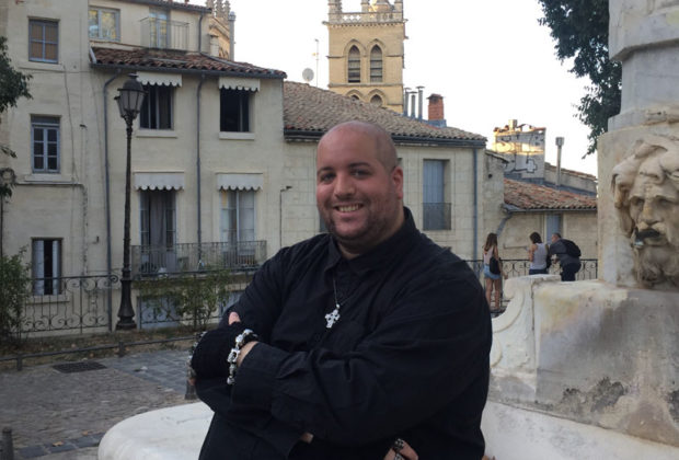 Vincent Blénet sur la place de la Canourgue. CP : F.A