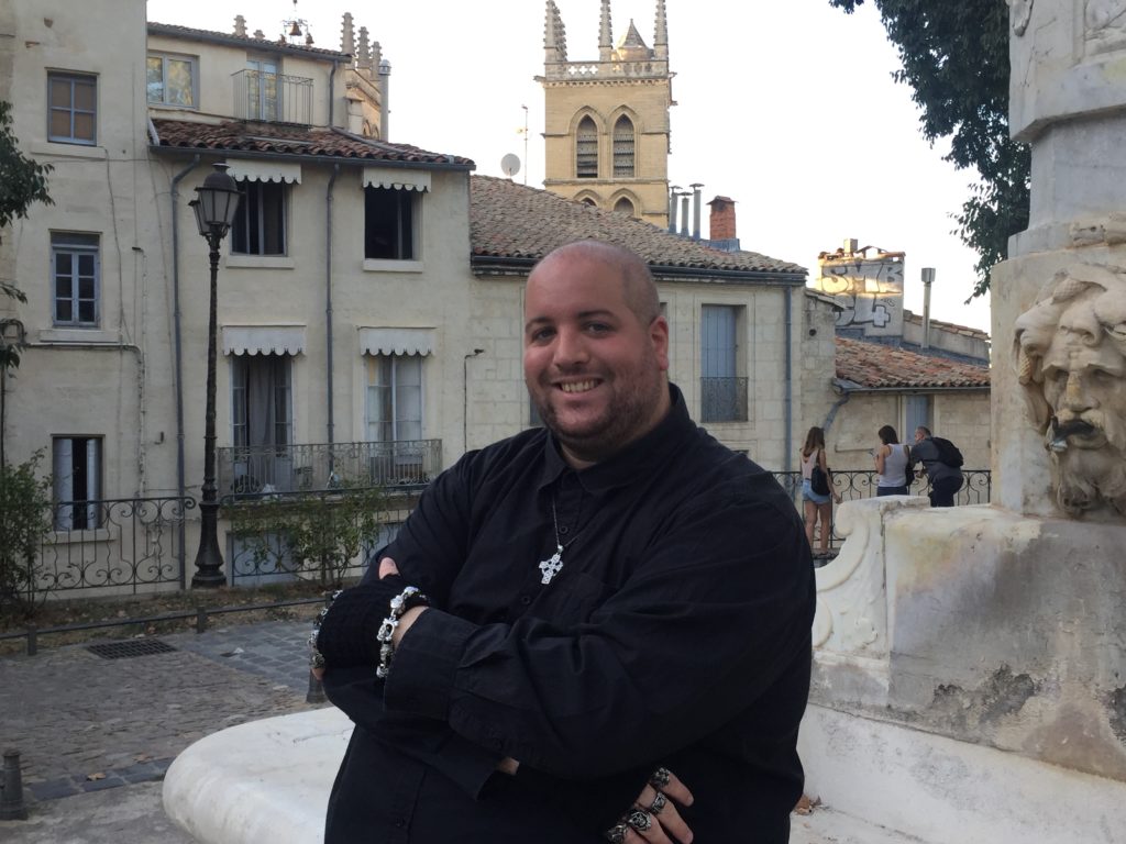 Vincent Blénet sur la place de la Canourgue. CP : F.A