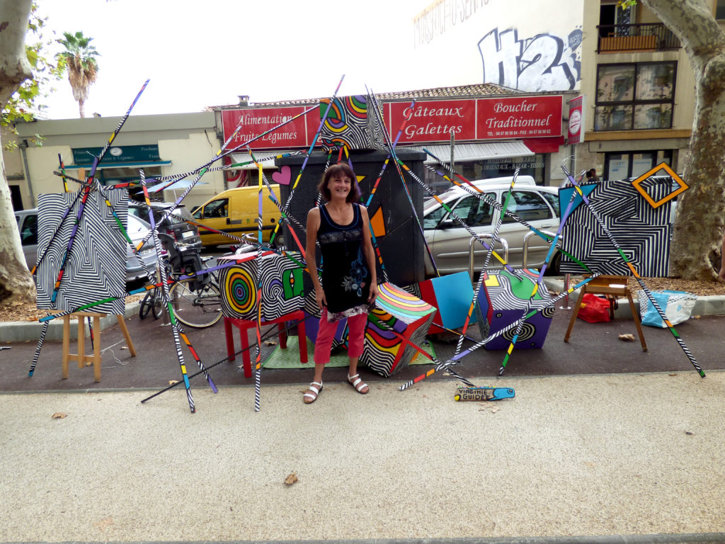 Virginie Guidée exposant son oeuvre au salon des livres et des arts ©Alexia Point