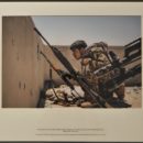 Expo Visa pour l'image. Un membre des Forces démocratiques syriennes observe une position tenue par des combattants de Daesh. Raqqa, Syrie, 12 juin 2017. Photographe : Alice Martins. CP : Alice Fiedler