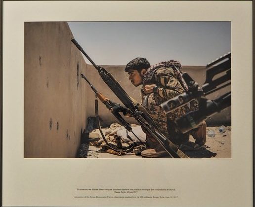 Expo Visa pour l'image. Un membre des Forces démocratiques syriennes observe une position tenue par des combattants de Daesh. Raqqa, Syrie, 12 juin 2017. Photographe : Alice Martins. CP : Alice Fiedler