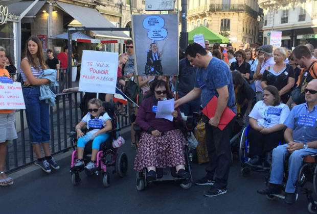 Gabrielle Henry au micro durant la handi-parade pour l’accès à l’égalité des personnes en situation de handicap. C.P : F.A