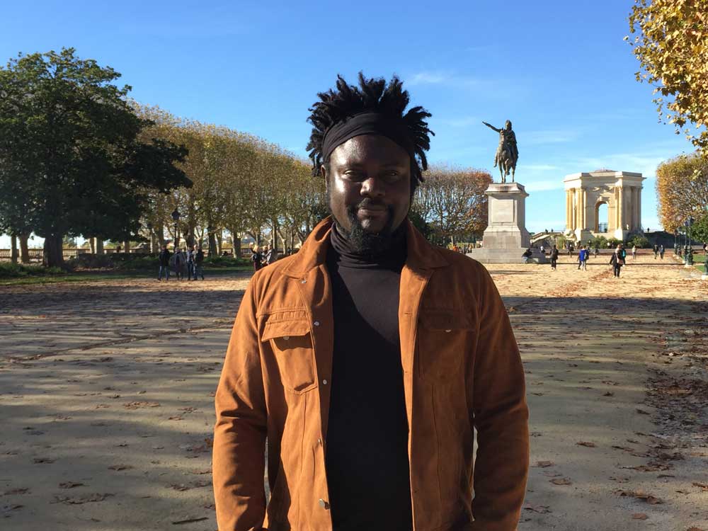 Le poète Marcel Camill' aux jardins du Peyrou de Montpellier. CP : F.A