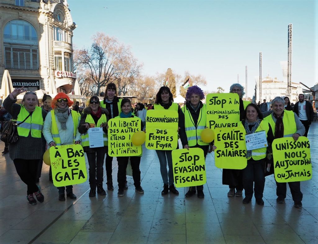 Les femmes remettent en avant les revendications des Gilets Jaunes.
