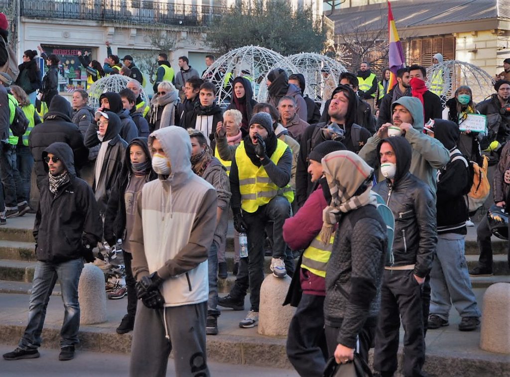 Quelques personnes s'ont prêt pour de l'action devant la Préfecture.