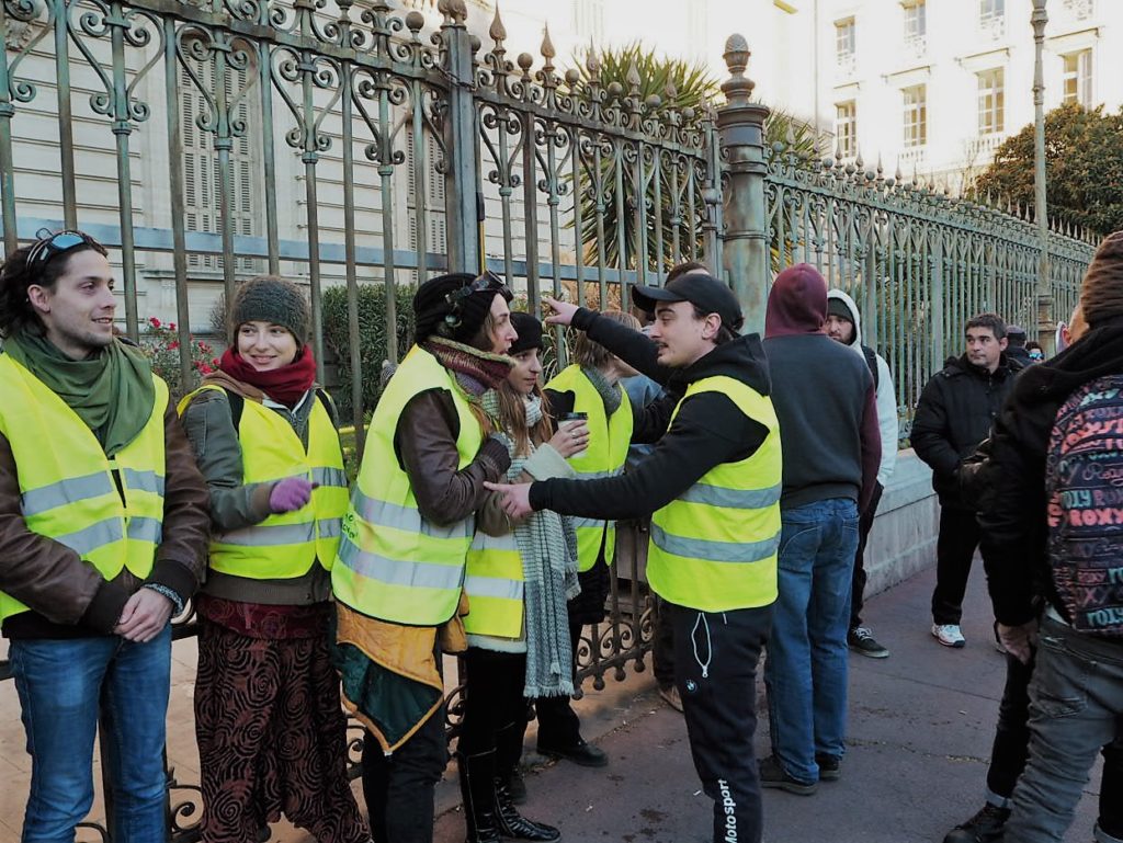 Une femme explique pourquoi ne pas forcer le portail.