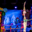 Circassiens faisant un spectacle dans les cirques CP : image libre de droit