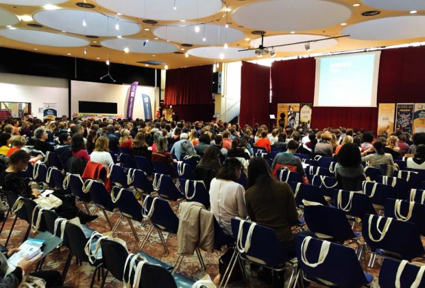 la salle des conférences sur nouvelle éducation se remplit petit à petit. CP : M.A