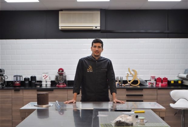 Safir Mebani, le cake designer sur son stand au salon Créativa. CP : A.F