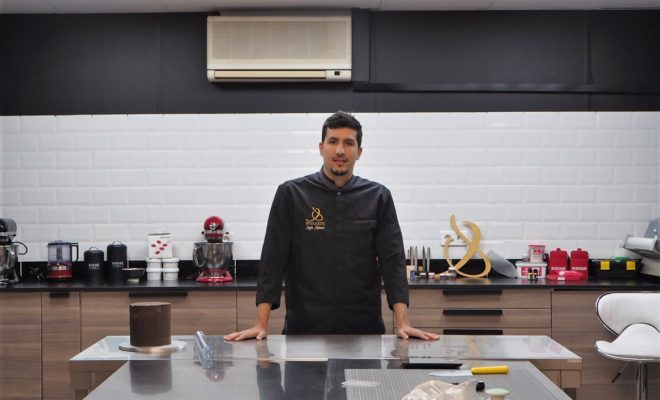 Safir Mebani, le cake designer sur son stand au salon Créativa. CP : A.F