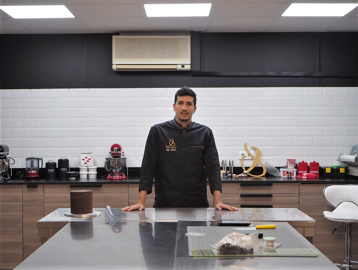 Safir Mebani, le cake designer sur son stand au salon Créativa. CP : A.F