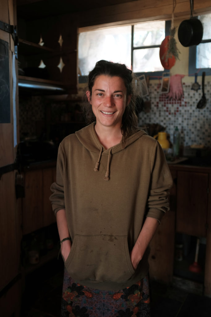 Aurélie in the kitchen of Catfarm. CP : Anna Subich