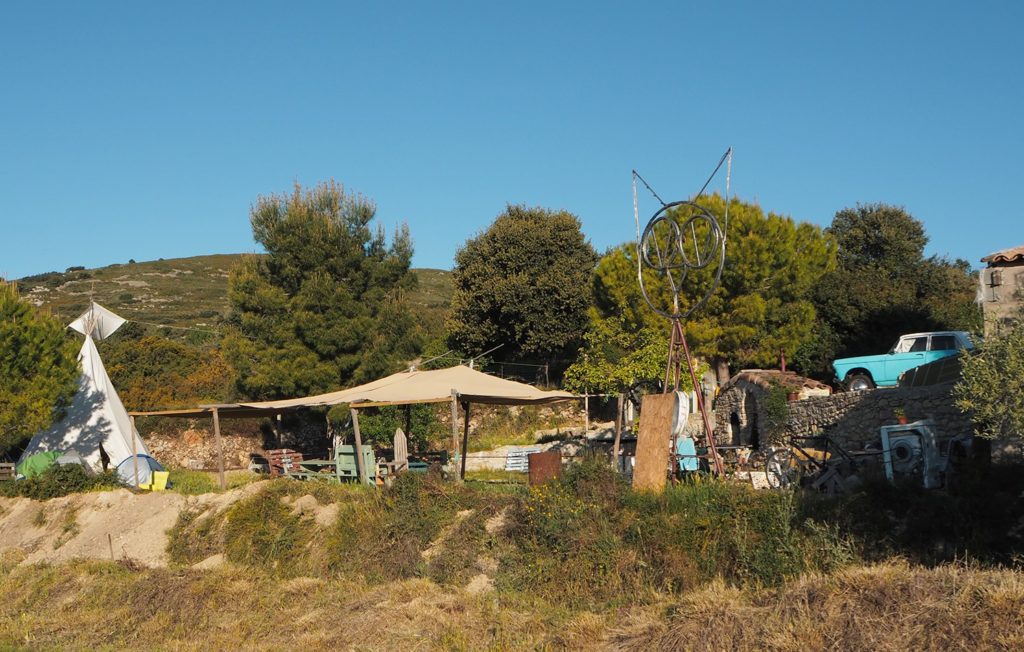 View on the Catfarm from the vineyards. CP : Alice Fiedler